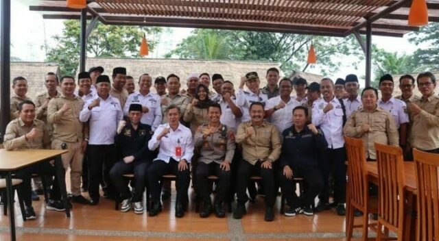 Kapolresta Tangerang, Kombes Pol. Sigit Dany Setiyono,melakukan sesi foto bersama dengan jajaran pengurus Apdesi Kabupaten Tangerang, Foto. (Istimewa)
