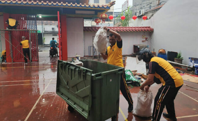 Bakti Religi Sambut HUT ke-77 Bhayangkara, Polisi Tangerang Bersih-bersih Tempat Ibadah