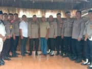 Kapolsek Pakuhaji dan Kanit Propos dari Ipda Huson P ke Aipda Andre sesi Foto bersama di Rumah Makan Bebek Embot, Foto. (Istimewa)