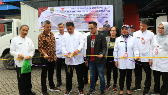 Sekretaris Daerah (Sekda) Kabupaten Tangerang Moch Maesyal Rasyid melepas ekspor produk sepatu, Foto. (Istimewa).