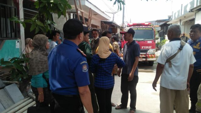 Unit Damkar Kecamatan Sepatan tengah melakukan upaya pemadaman api di Perum Permata Sepatan, Foto. Pelitabanten.com.(Istimewa).