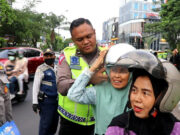 Operasi Patuh Jaya 2023, Polisi di Tangerang Temukan Pelanggaran Tak Gunakan Helm, Pembonceng Diberikan Helm Gratis
