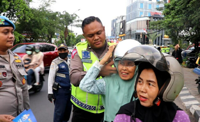 Operasi Patuh Jaya 2023, Polisi di Tangerang Temukan Pelanggaran Tak Gunakan Helm, Pembonceng Diberikan Helm Gratis