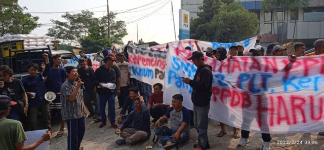 Sejumlah massa yang mengatasnamakan Gerakan Sepatan Bersatu ( GSB) di depan SMKN 2 Kabupaten Tangerang Jalan Raya mauk kecamatan, Senin (24/07/2023).Foto Pelitabanten.com. (Istimewa)