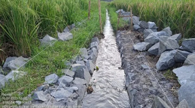 Proyek pembangunan irigasi dari Program(P3-TGAI) yang beralokasi di desa buaran bambu Kecamatan pakuhaji, Foto. Pelitabanten.com.(Istimewa).