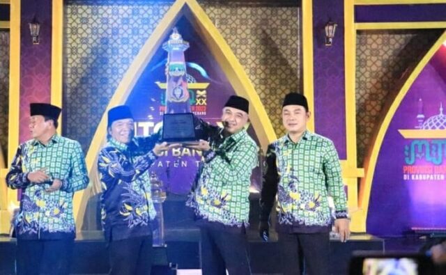 Secara langsung, Pj Gubernur Banten, Al-Muktabar menyerahkan piala bergilir kepada Bupati Tangerang, Ahmed Zaki Iskandar, foto. (Istimewa)