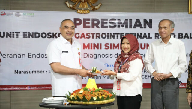 Dirut RSU Balaraja dr. Corah Usman dan Bupati Tangerang Ahmed Zaki Iskandar, Melaksanakan pemotongan tumpeng, Foto. (Istimewa)