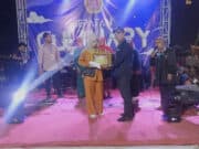 Penyerahan hadiah peserta lomba karaoke bernama Mila berhasil mendapatkan pringkat juara ke-2, Foto. Pelitabanten.com.(Ist)