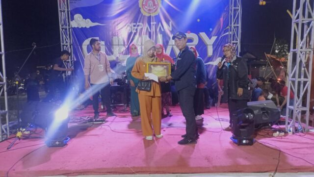 Penyerahan hadiah peserta lomba karaoke bernama Mila berhasil mendapatkan pringkat juara ke-2, Foto. Pelitabanten.com.(Ist)