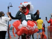 Heboh! Emak-Emak Lomba fashion show di Jogging Track Danau Cipondoh