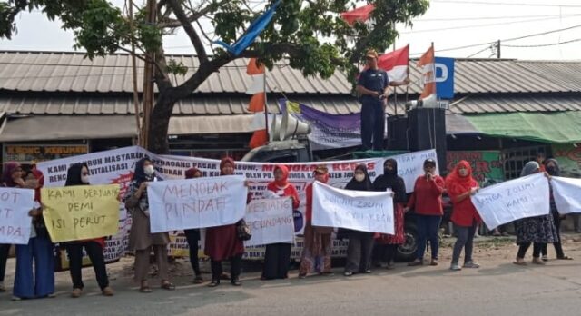 Para unjuk rasa Pedagang Tolak Penutupan Dan Pemutusan Listrik, Foto. Pelitabanten.com (Istimewa)