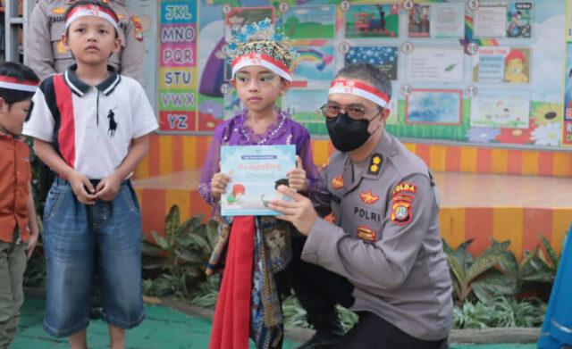 Peduli Budaya Literasi, Polisi Distribusi Buku Bacaan di Karawaci Tangerang