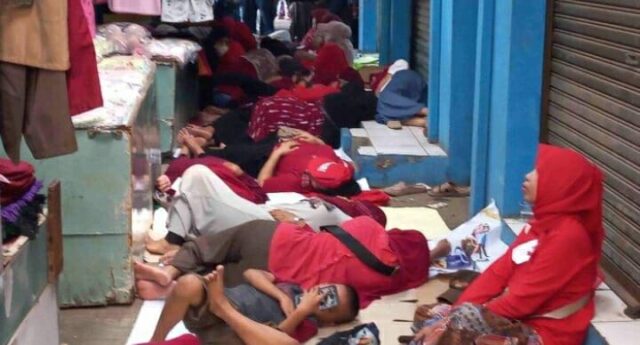Puluhan pedagang Kutabumi yang mayoritas merupakan ibu-ibu, memilih menginap dan tidur di dalam pasar lantaran khawatir terjadi pembongkaran rirevitalisasi oleh Perumda Niaga Kerta Raharja. Foto.(Istimewa)