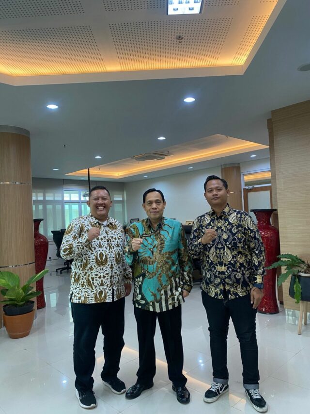 Prof. Fatah Sulaiman Bersama Ketua Ika Faperta Suroyo