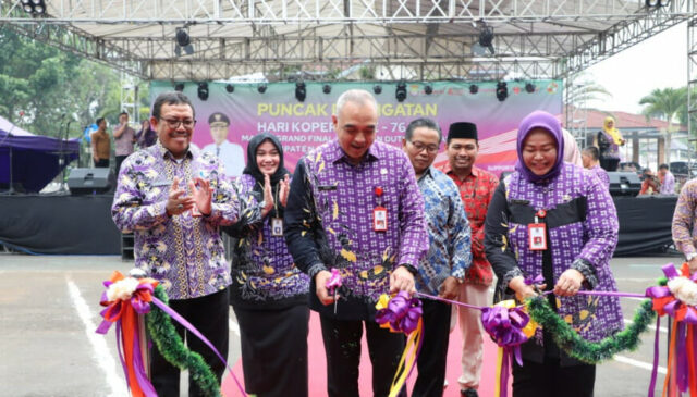 Ahmed Zaki Iskandar saat membuka puncak peringatan Hari Koperasi Ke-76 Tingkat Kabupaten Tangerang, Foto. (Istimewa)