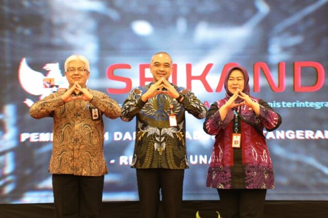 Bupati Tangerang Ahmed Zaki Iskandar meluncurkan aplikasi Sistem Informasi, Foto. (Istimewa)