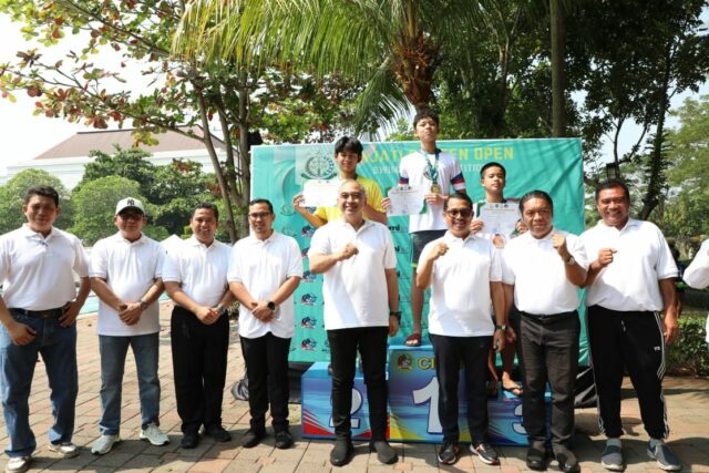 Bupati Tangerang Ahmed Zaki Iskandar menghadiri kejuaraan renang Kejati Cup , Foto. (Istimewa)