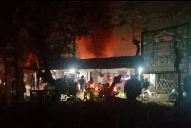 Sebuah Gudang terbakar yang memproduksi cairan tiner di Jalan Raya Kedaung Barat, Kecamatan Sepatan Timur, Foto. (Istimewa)