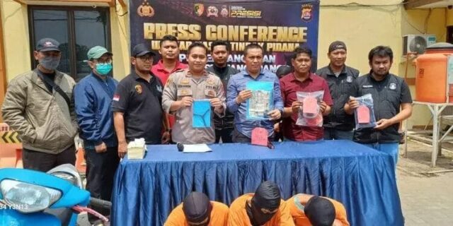 Kapolsek Panongan Iptu Hotma P.A Manurung dan, anggota Reksrim yang di pimpin Kanit Reskrim Polsek Panongan IPDA Irruandy Aritonang. Saat melakukan konferensi pers, Foto. (Istimewa)