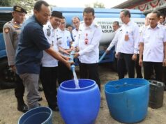 PWI dan Perumdam TKR Salurkan Bantuan 105 Ribu Liter Air Bersih di Pakuhaji