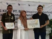Direktur Utama PT Bina Inspirasi Cemerlang(PT BIC)) Azahri Zaki saat serahkan bantuan secara simbolis, Foto. (Istimewa)