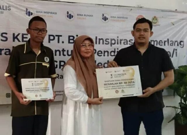 Direktur Utama PT Bina Inspirasi Cemerlang(PT BIC)) Azahri Zaki saat serahkan bantuan secara simbolis, Foto. (Istimewa)