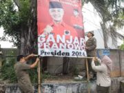 Satpol PP Kota Tangerang Tertibkan Baliho Liar di Jalur Strategis 