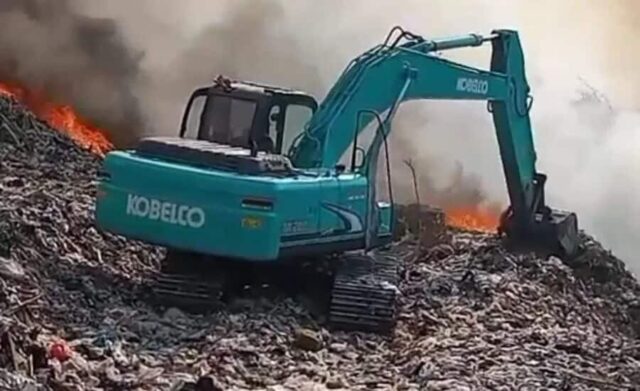Kobaran Api di TPA Rawa Kucing Masih Berlangsung Hingga Sabtu Pagi