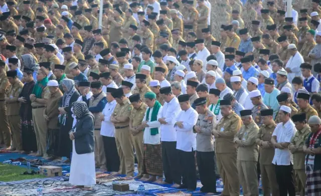 Masyarakat Kota Tangerang Salat Istisqa' Memohon Hujan dan Do'a Palestina Masyarakat Kota Tangerang Salat Istisqa' Memohon Hujan dan Do'a Palestina
