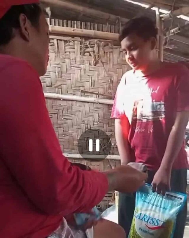 Bocah yang membawa beras karena ingin di tukar uang untuk membeli obat buat ibunya yang sedang sakit, Foto. (Istimewa)