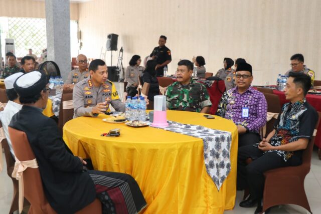 Kapolres Metro Tangerang Kota Kombes Pol Zain Dwi Nugroho dengan beberapa tokoh agama dan tokoh masyarakat di 5 kecamatan, Foto. (Istimewa)