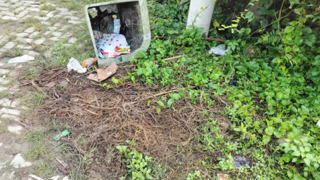 Sampah yang tidak kunjung diangkut.