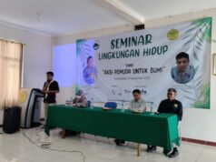 Nega Saputra, Ketua Mapalbara STISIP Banten Raya Pandeglang saat memberikan sambutan pada acara seminar lingkungan hidup.