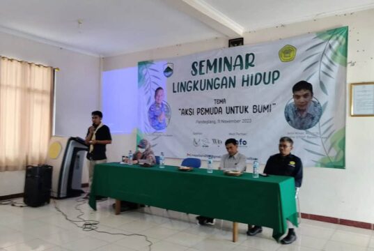 Nega Saputra, Ketua Mapalbara STISIP Banten Raya Pandeglang saat memberikan sambutan pada acara seminar lingkungan hidup.