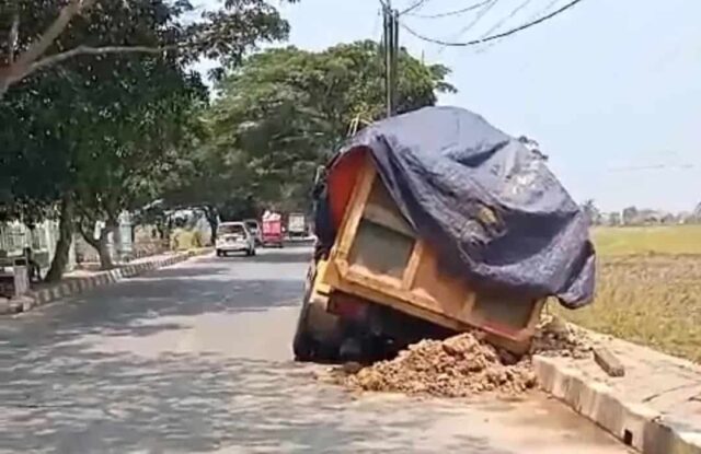 Mobil yang melintasi pipa air bersih di Jalan Raya Pakuhaji Kabupaten Tangerang terkesan asal dan abai keselamatan pengendara pengguna jalan.Foto.(Istimewa)