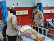 Polisi Cepat Evakuasi Emak-emak Sakit dan Pingsan di Pinggir Jalan di Tangerang
