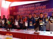 Wakil Kepala Satgas Penanggulangan Penyalahgunaan dan Peredaran Gelap Narkoba Polri, Irjen Hary Sudwijanto dan rekan tim pengungkapan narkoba, Foto. Pelitabanten.com.(Ist)