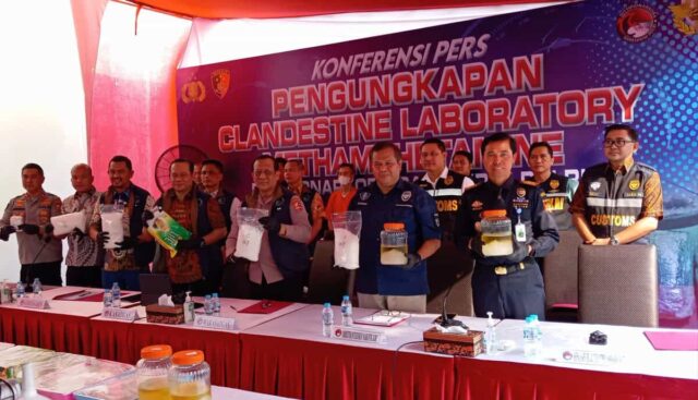 Wakil Kepala Satgas Penanggulangan Penyalahgunaan dan Peredaran Gelap Narkoba Polri, Irjen Hary Sudwijanto dan rekan tim pengungkapan narkoba, Foto. Pelitabanten.com.(Ist)