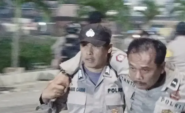 BRI Liga 1 Dewa United Vs Persib Bandung Tanpa Penonton, Bobotoh Rusuh Serang Polisi BRI Liga 1 Dewa United Vs Persib Bandung Tanpa Penonton, Bobotoh Rusuh Serang Polisi