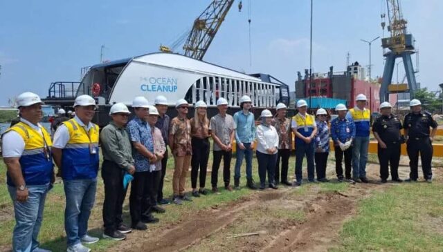 Coldplay memberikan bantuan kapal jenis Interceptor kepada Pemerintah Kabupaten Tangerang, Foto. (Istimewa)