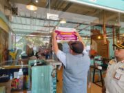 Bapenda Kabupaten Tangerang Melakukan Pemasangan Stiker Tunggakan Bagi Penunggak Pajak.