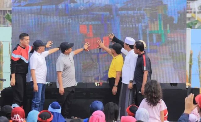 Roadshow Pembangunan, Arief-Sachrudin Resmikan Alun-Alun Periuk