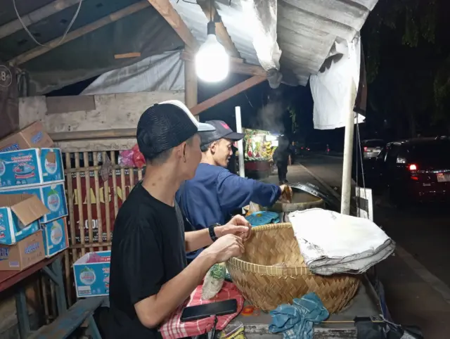 Laksa Babe Nagrak Khas Tangerang Berjualan Sejak 1983, Kuahnya Bikin Nagih Halim penjual Laksa makanan khas Tangerang berjualan di sekitar samping mesjid nagrak. Foto.(Istimewa)