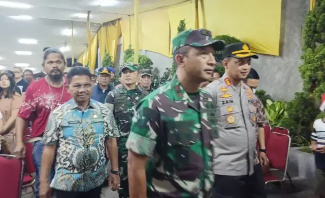 Forkopimda Kota Tangerang di Malam Misa Natal, Kapolres Sebut Pengamanan Berjalan dengan Baik Forkopimda Kota Tangerang di Malam Misa Natal, Kapolres Sebut Pengamanan Berjalan dengan Baik