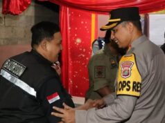Tingkatkan Motivasi Personil Pengamanan Nataru, Kapolres Serahkan Logistik Tingkatkan Motivasi Personil Pengamanan Nataru, Kapolres Serahkan Logistik