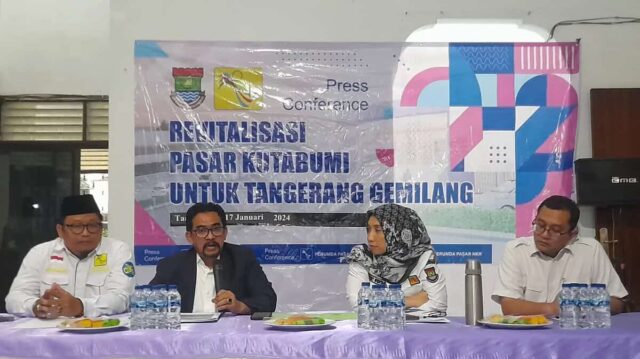 Kuasa Hukum Dirut Perumda Pasar NKR Deden Syuqron saat memberikan keterangan media, di Kantor Perumda Pasar NKR, Jalan Nyimas Malati, Kota Tangerang, Foto. (Istimewa)