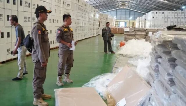 Satpol PP Kabupaten Tangerang melakukan pengawalan dan pengamanan logistik serta sarana dan prasarana pemilihan umum pemilu, Foto. (Istimewa)