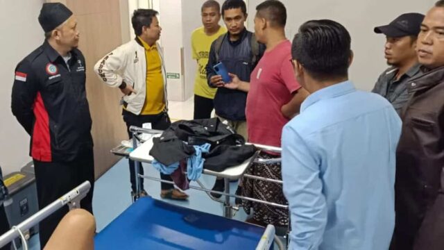 Sejumlah tetangga dan teman korban saat menjenguk korban ke RS Primaya Pasar Kemis.-Foto: Kiriman warga-