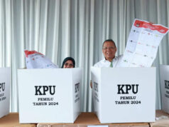 Gunakan Hak Pilihnya, Wali Kota Benyamin Lakukan Pencoblosan di TPS 19 Lengkong Karya Gunakan Hak Pilihnya, Wali Kota Benyamin Lakukan Pencoblosan di TPS 19 Lengkong Karya