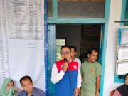 Dadun, Sekdes Nangerang, Kecamatan Cirinteun saat memberikan arahan kepada KPM penerima bansos beras, Kamis (28/03/2024).